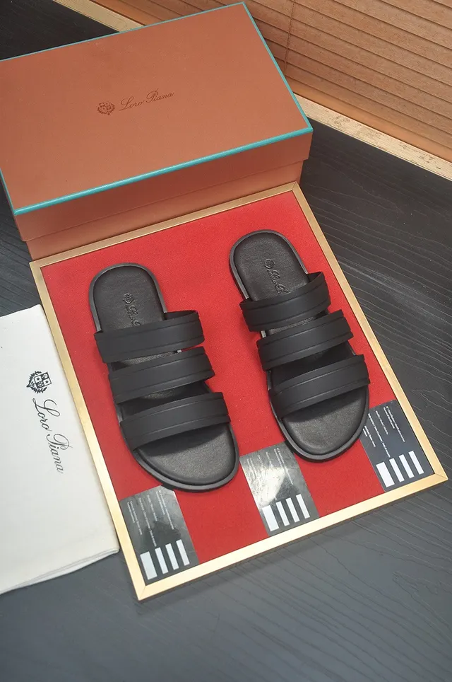 Loro Piana Sandales à triple bride noires moulées 4