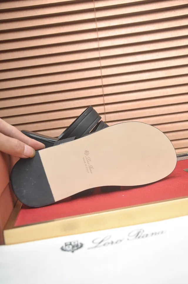 Loro Piana Sandales à triple bride noires moulées 8