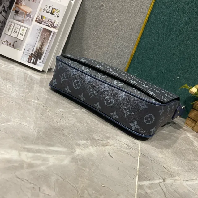 Louis Vuitton حقيبة كروس بودي قماش مطبوع بمونوغرام تأثير تدرجي Ombre أخضر عسكري رمادي 7