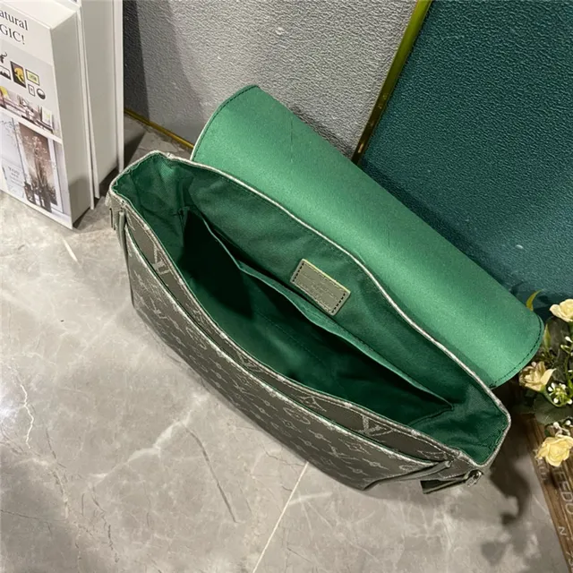 Louis Vuitton حقيبة كروس بودي قماش مطبوع بمونوغرام تأثير تدرجي Ombre أخضر عسكري رمادي 12