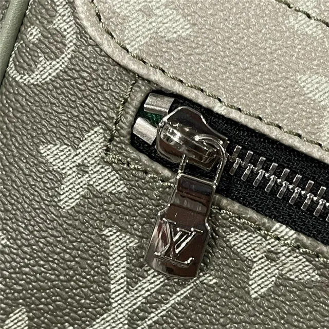Louis Vuitton حقيبة كروس بودي قماش مطبوع بمونوغرام تأثير تدرجي Ombre أخضر عسكري رمادي 14