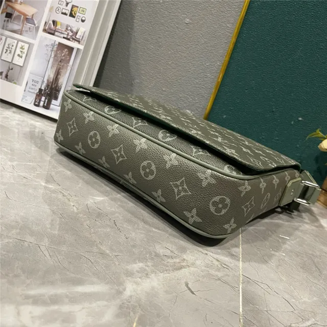 Louis Vuitton حقيبة كروس بودي قماش مطبوع بمونوغرام تأثير تدرجي Ombre أخضر عسكري رمادي 16