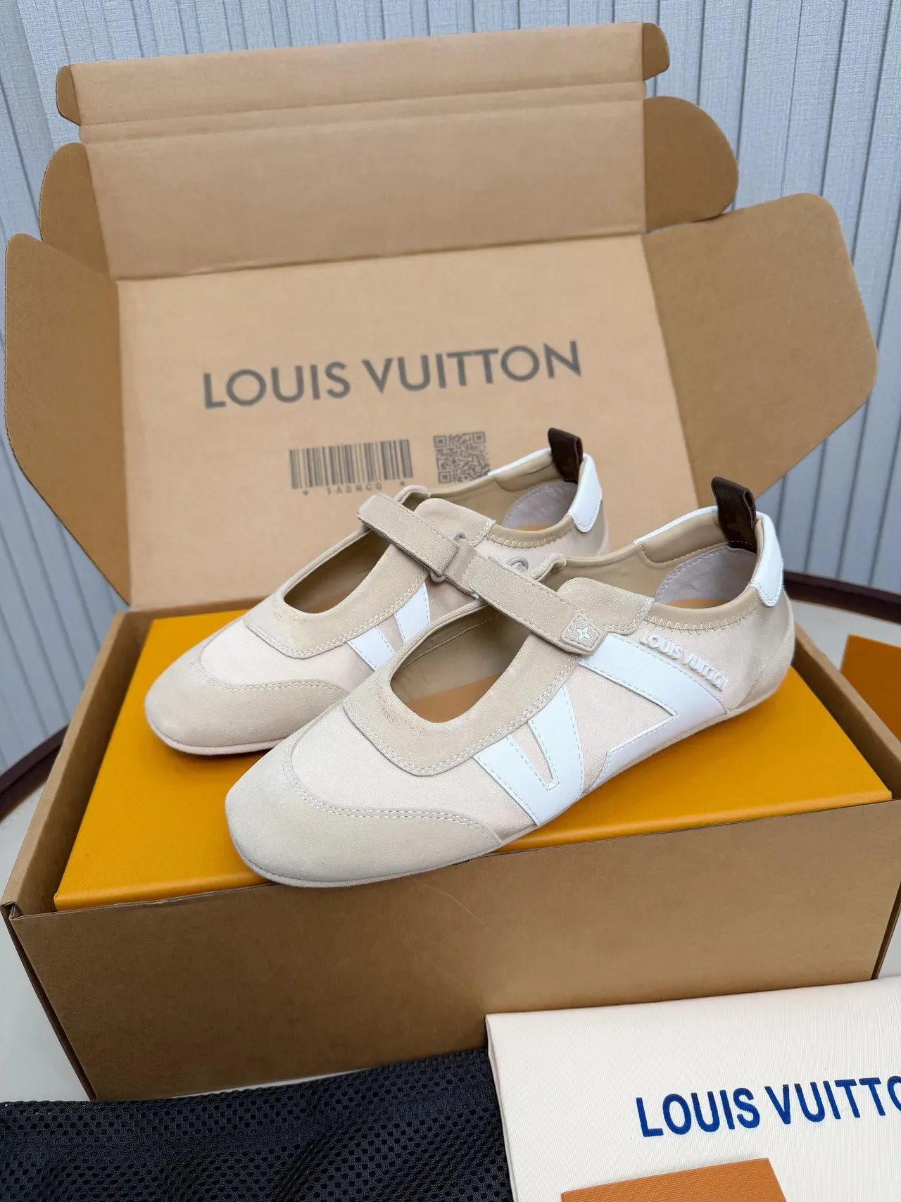 Louis Vuitton Mary Jane Beige y Blanco de Ante Cuero 3