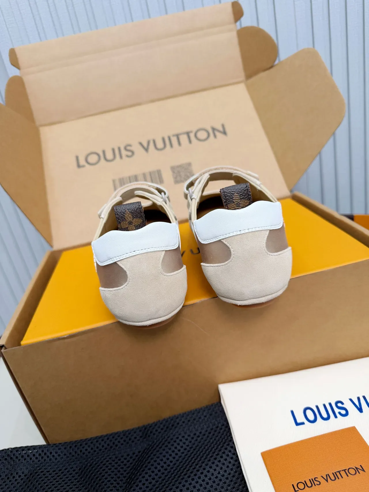 Louis Vuitton Mary Jane Beige y Blanco de Ante Cuero 4