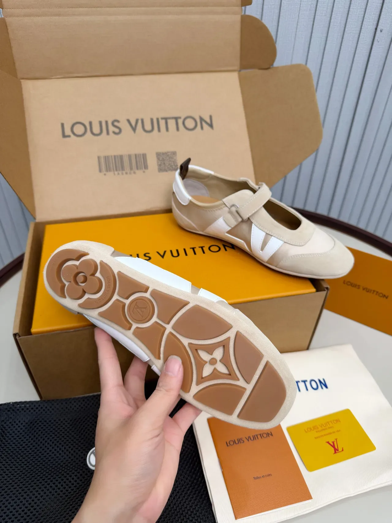 Louis Vuitton Mary Jane Beige y Blanco de Ante Cuero 5