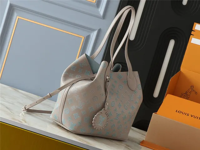 Louis Vuitton Beige Bleu Imprimé Monogramme Structure Souple Sac Tote 9