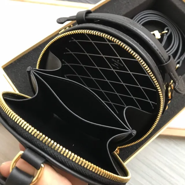 Louis Vuitton काला सोना गोलाकार उभरा हुआ मोनोग्राम सैडल बैग 2