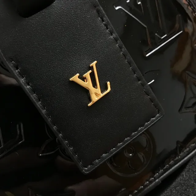 Louis Vuitton काला सोना गोलाकार उभरा हुआ मोनोग्राम सैडल बैग 4
