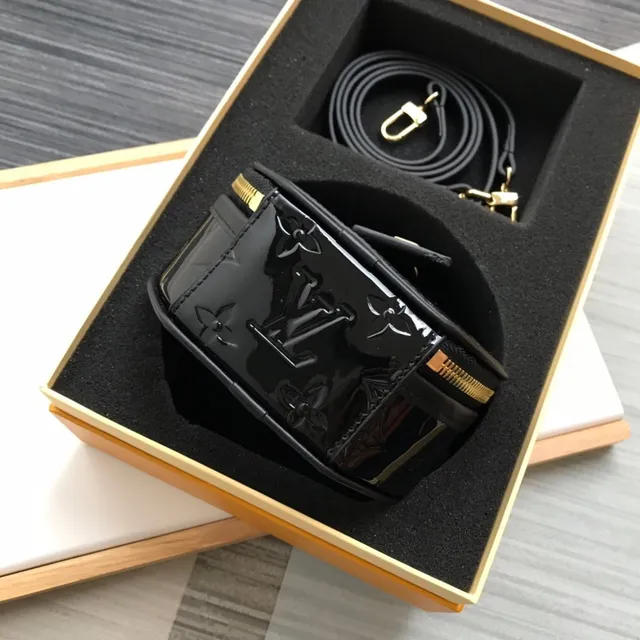 Louis Vuitton काला सोना गोलाकार उभरा हुआ मोनोग्राम सैडल बैग 5