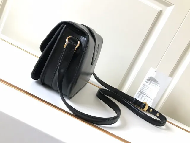 حقيبة كروس بودي من الجلد الأسود بغطاء Louis Vuitton 2