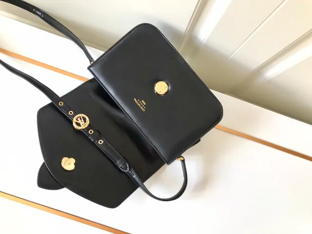 حقيبة كروس بودي من الجلد الأسود بغطاء Louis Vuitton 4