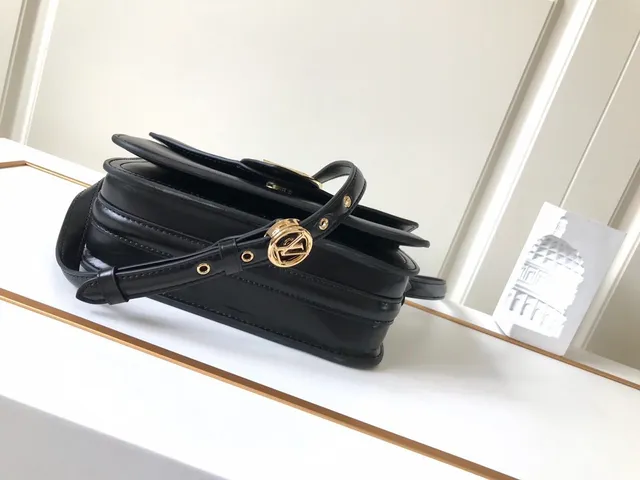 حقيبة كروس بودي من الجلد الأسود بغطاء Louis Vuitton 6