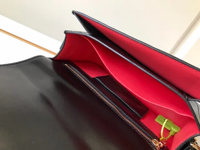 حقيبة كروس بودي من الجلد الأسود بغطاء Louis Vuitton 7