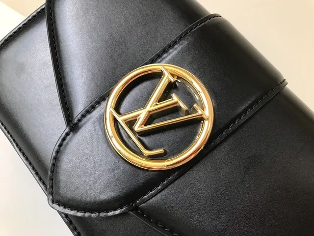 حقيبة كروس بودي من الجلد الأسود بغطاء Louis Vuitton 8