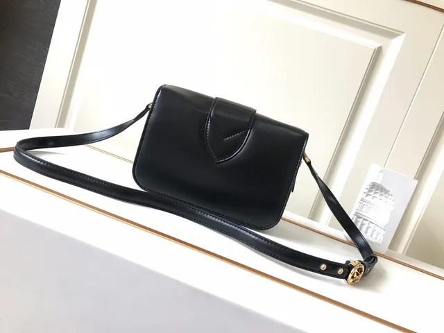 حقيبة كروس بودي من الجلد الأسود بغطاء Louis Vuitton 9