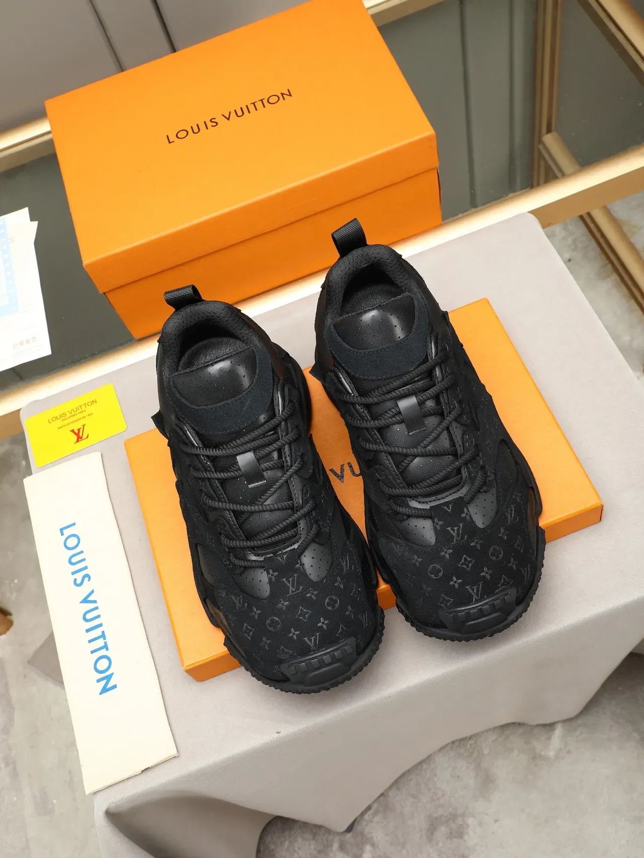 Louis Vuitton Sneakers Chunky Noires Monogramées en Suède et Cuir avec Panneaux Perforés 2