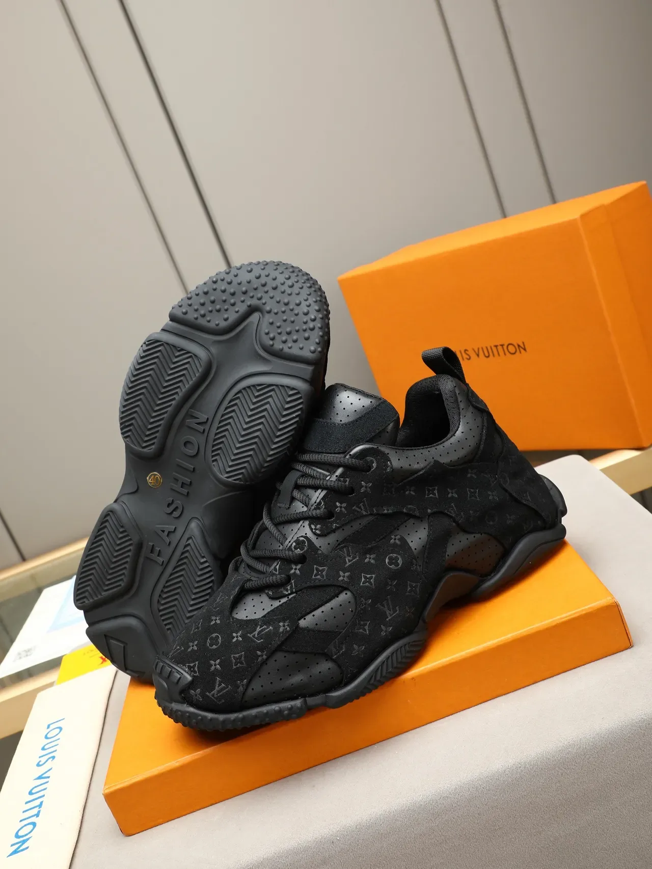 Louis Vuitton Sneakers Chunky Noires Monogramées en Suède et Cuir avec Panneaux Perforés 4