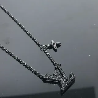 Colar Louis Vuitton Pendente Monogram Flor de Quatro Pétalas Preto Pavé-Set