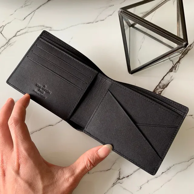 Louis Vuitton কালো পেবল লেদার এমবসড মনোগ্রাম সংক্ষিপ্ত ওয়ালেট 4