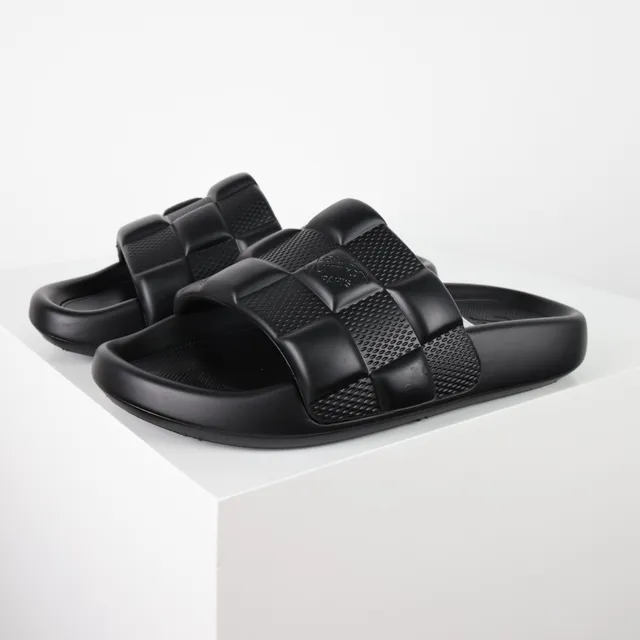 Louis Vuitton أحذية منزلية سوداء quilted بتصميم checkerboard مع حزام وشعار embossed 2