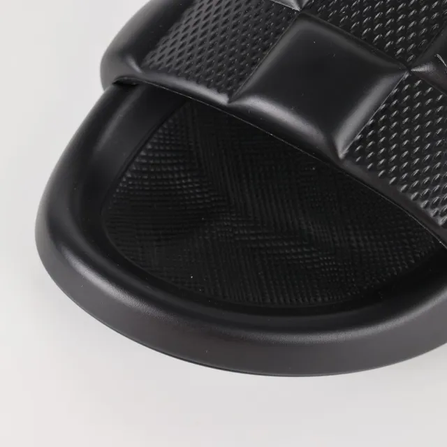 Louis Vuitton أحذية منزلية سوداء quilted بتصميم checkerboard مع حزام وشعار embossed 5