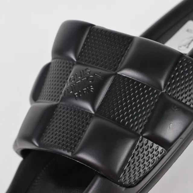Louis Vuitton أحذية منزلية سوداء quilted بتصميم checkerboard مع حزام وشعار embossed 6