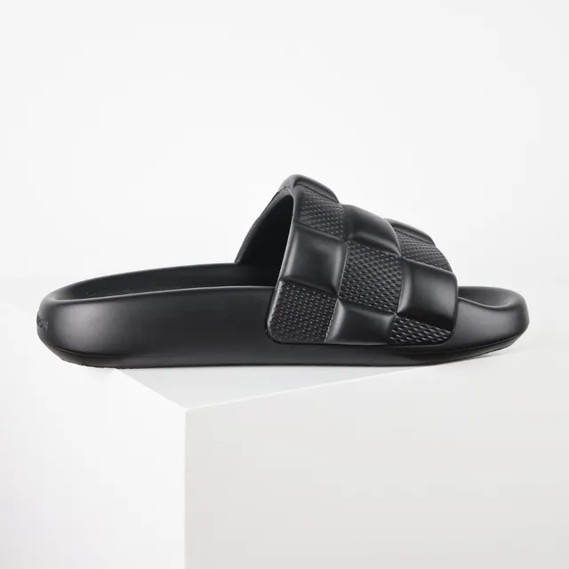 Louis Vuitton أحذية منزلية سوداء quilted بتصميم checkerboard مع حزام وشعار embossed 7