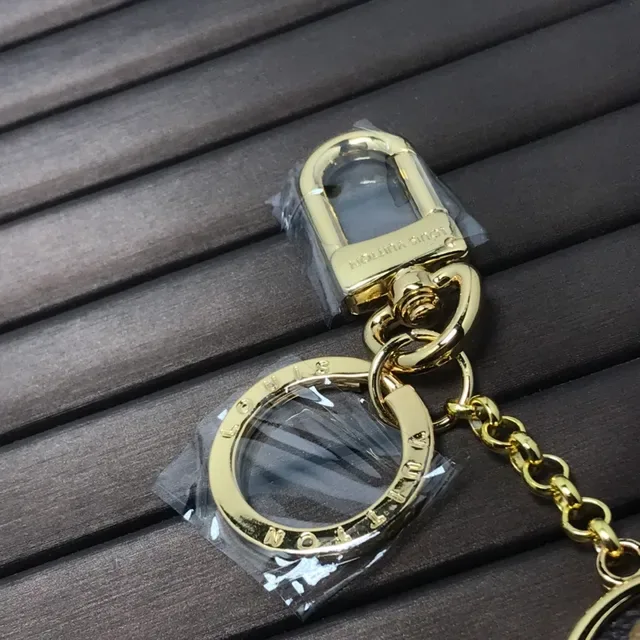 Louis Vuitton Noir Rouge Pendentif en forme de trèfle Monogramme Toile Canvas Coque 2