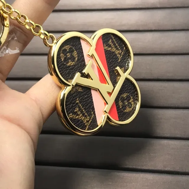 Louis Vuitton Noir Rouge Pendentif en forme de trèfle Monogramme Toile Canvas Coque 4