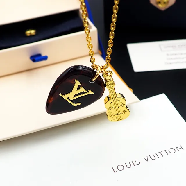 Louis Vuitton Púa de Guitara Preta de Resina e Colar com Charme de Mini Guitarra 4