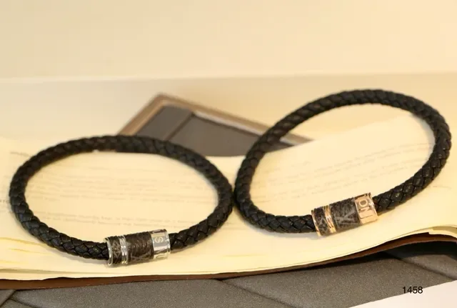 Louis Vuitton سوار أسود فضي جلد مضفر أسطواني إغلاق معدني 2