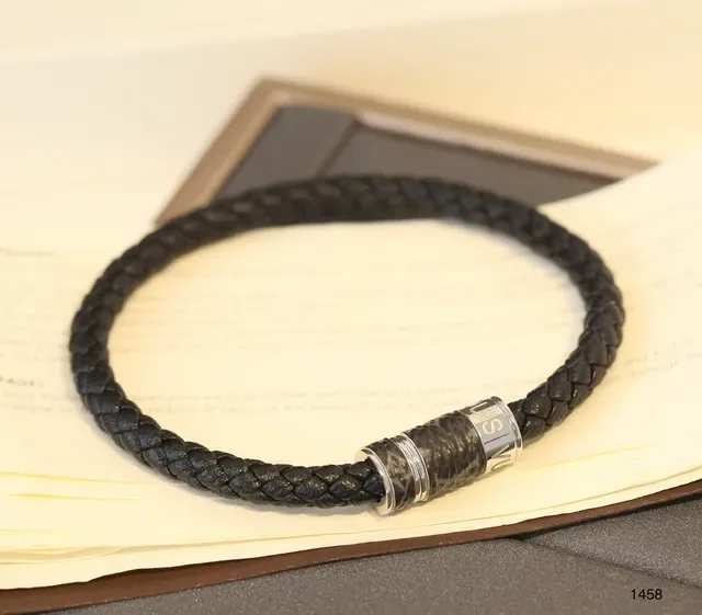 Louis Vuitton سوار أسود فضي جلد مضفر أسطواني إغلاق معدني 3