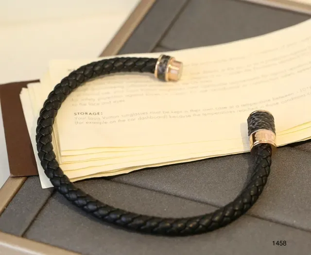 Louis Vuitton سوار أسود فضي جلد مضفر أسطواني إغلاق معدني 5