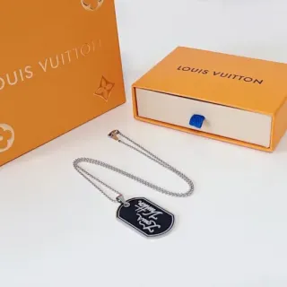 Louis Vuitton Colar com pingante de placa de cachorro preto e prata com inlay de esmalte