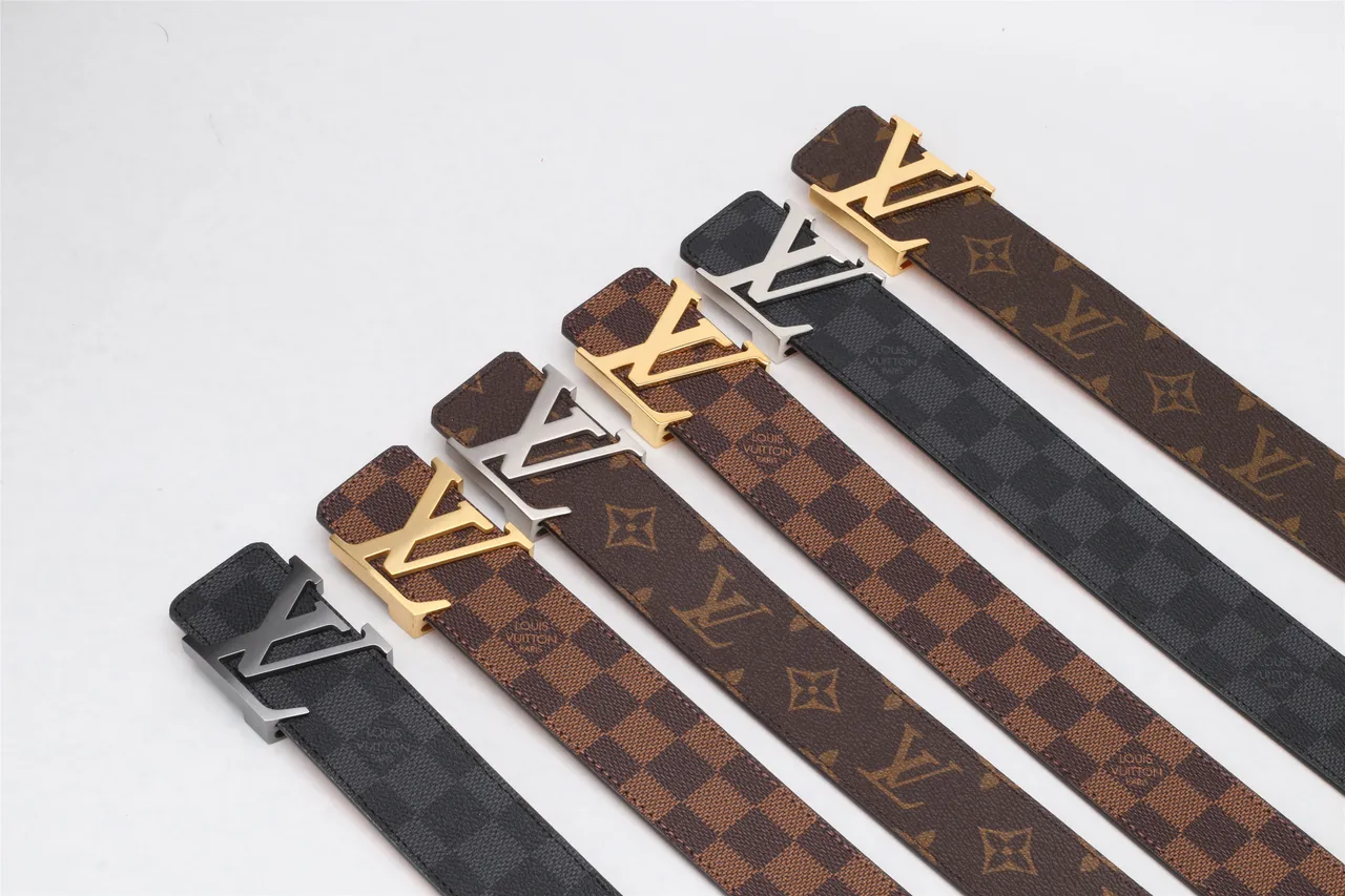 Louis Vuitton noire argentée Monogram-Coated oversized Polished LV Buckle cuir 15