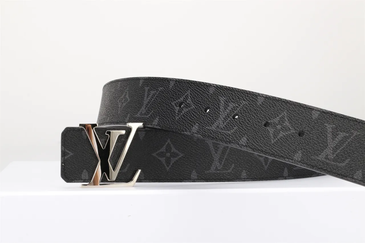 Louis Vuitton noire argentée Monogram-Coated oversized Polished LV Buckle cuir 18