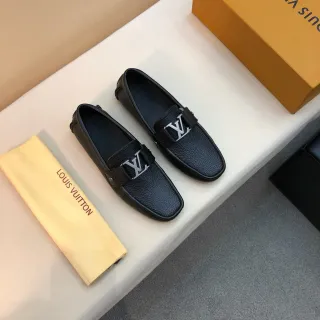 Louis Vuitton काली चांदी दानेदार चमड़ा मोनोग्राम बकल लूफर