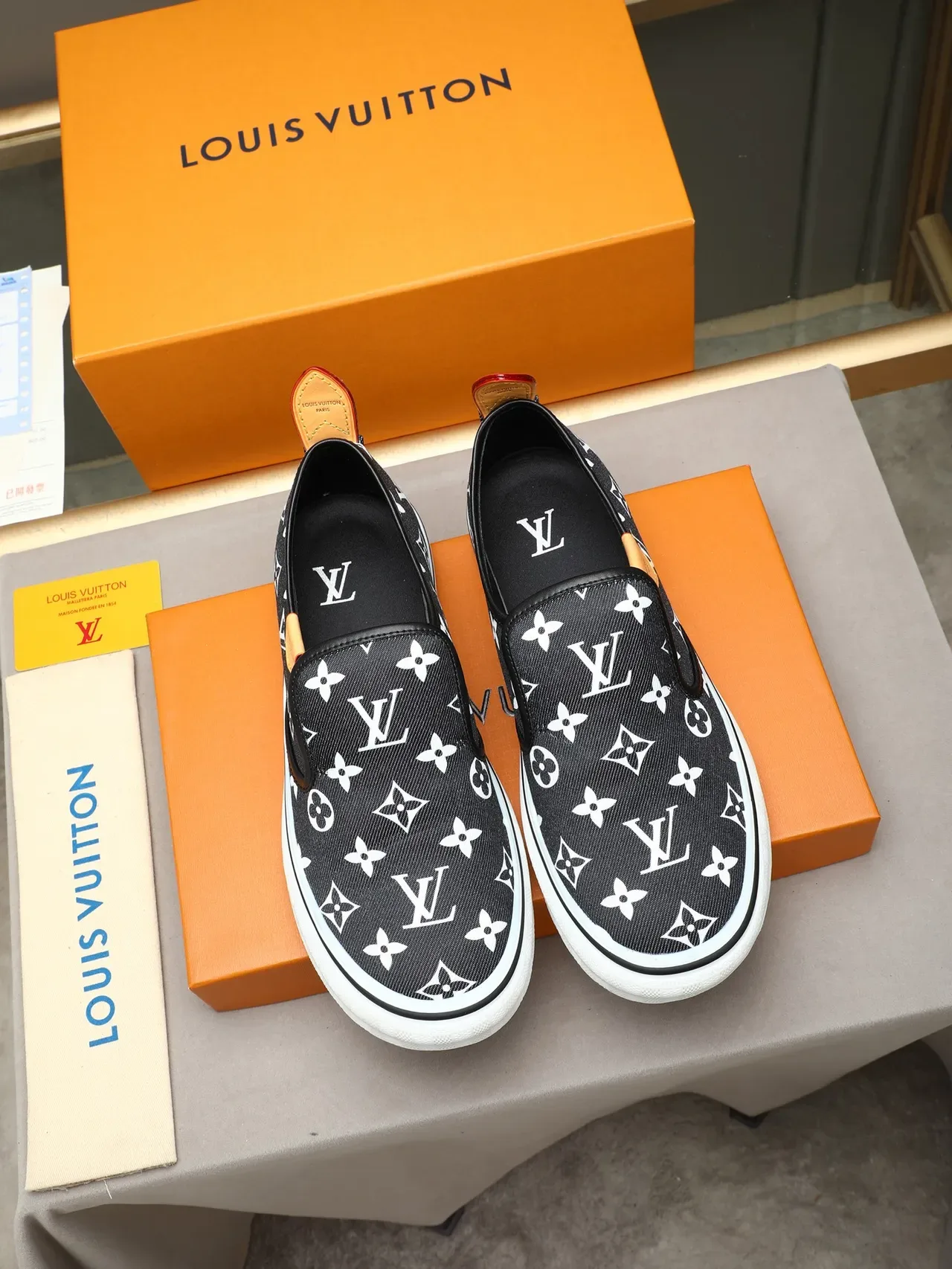 Louis Vuitton Sneakers Lifestyle Noir Blanc Monogram Toile Slip-On 2