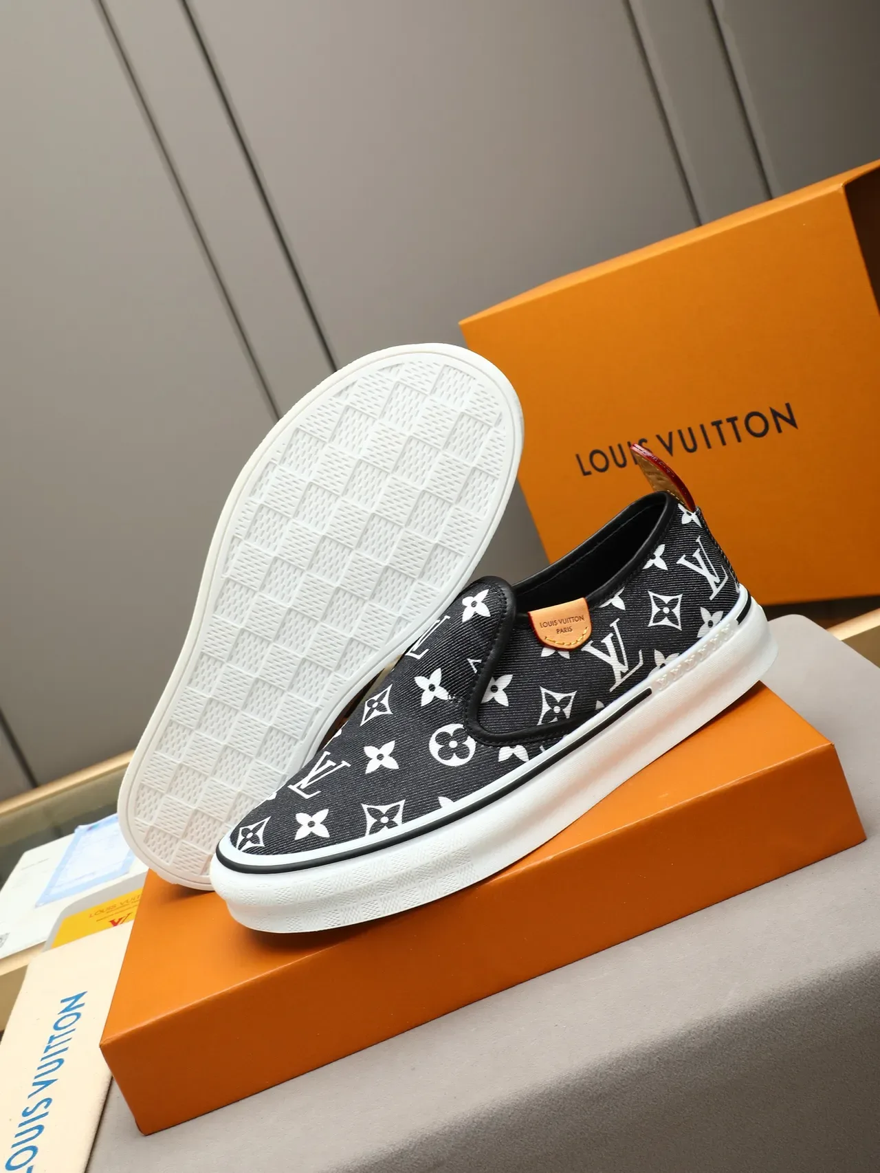 Louis Vuitton Sneakers Lifestyle Noir Blanc Monogram Toile Slip-On 4