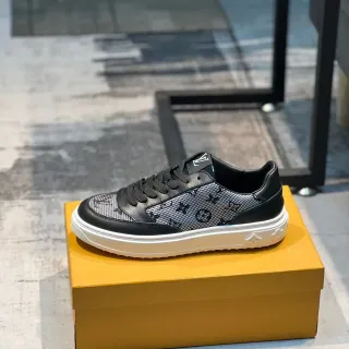 Louis Vuitton Zapatillas Lifestyle Negras y Blancas Monogramadas de Malla de Cuero con Sobrecapas