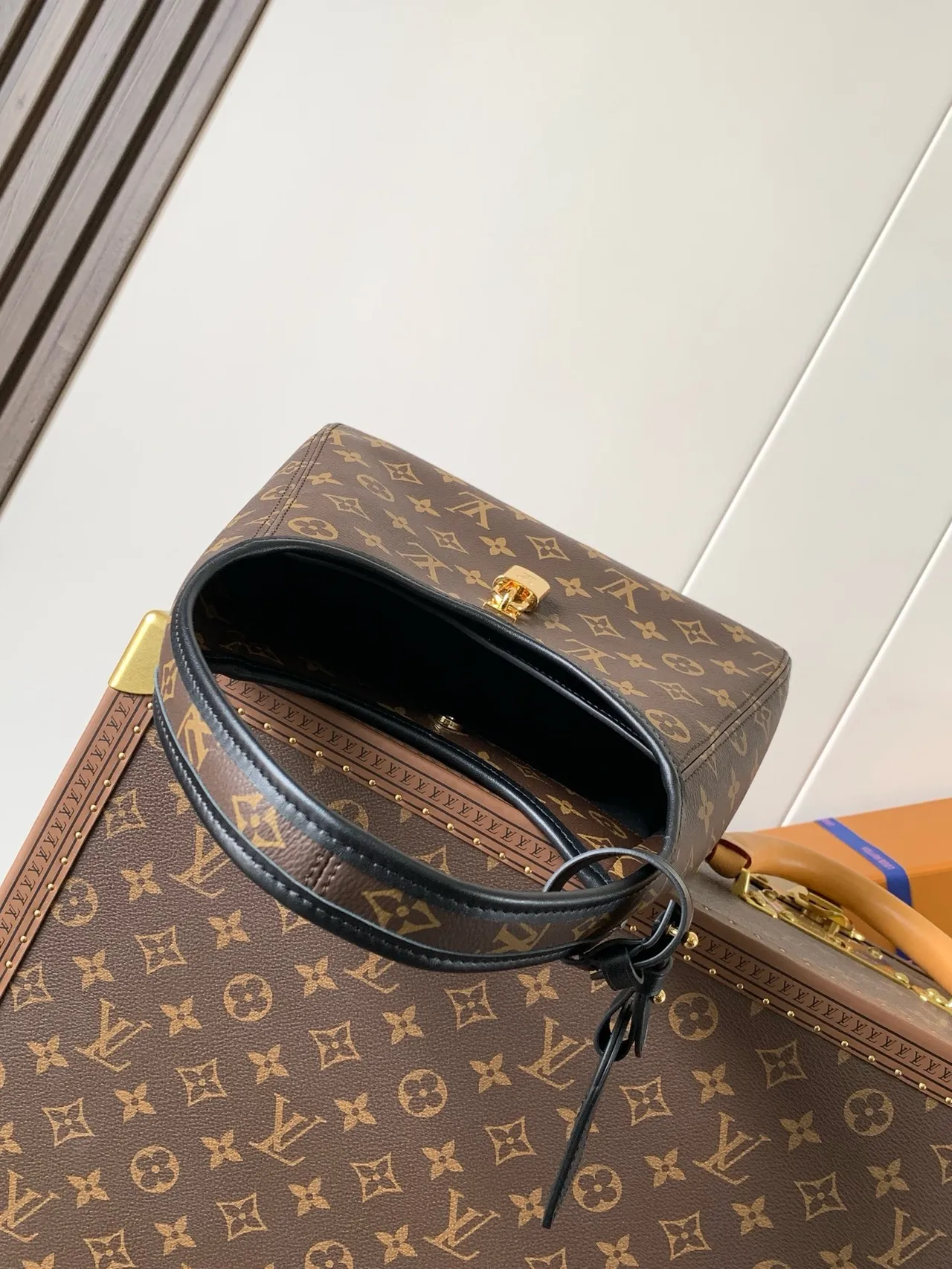Louis Vuitton حقيبة تحت الإبط من القماش المونوغرام بني وأسود مع إطار جلدي 2
