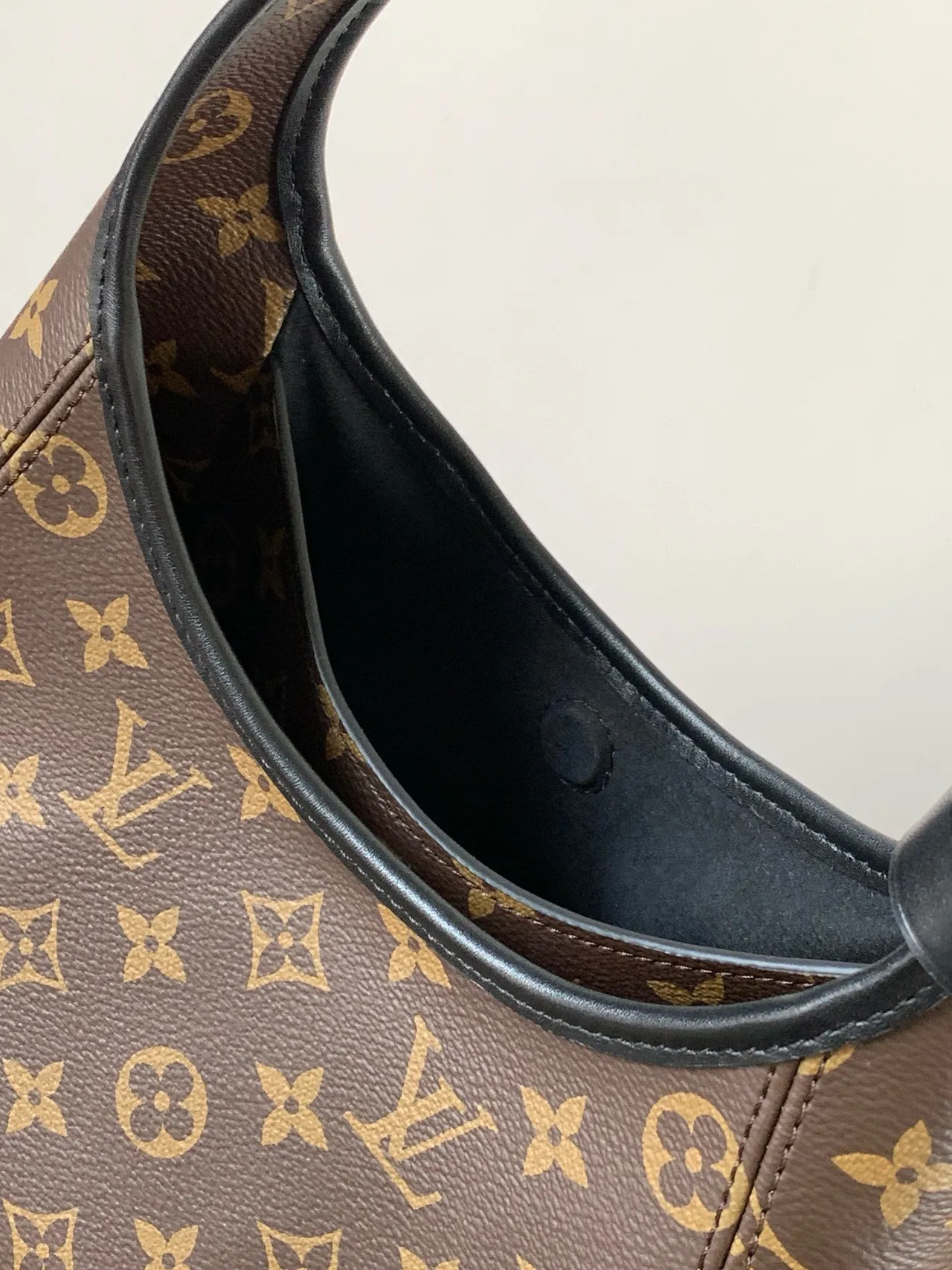 Louis Vuitton حقيبة تحت الإبط من القماش المونوغرام بني وأسود مع إطار جلدي 3