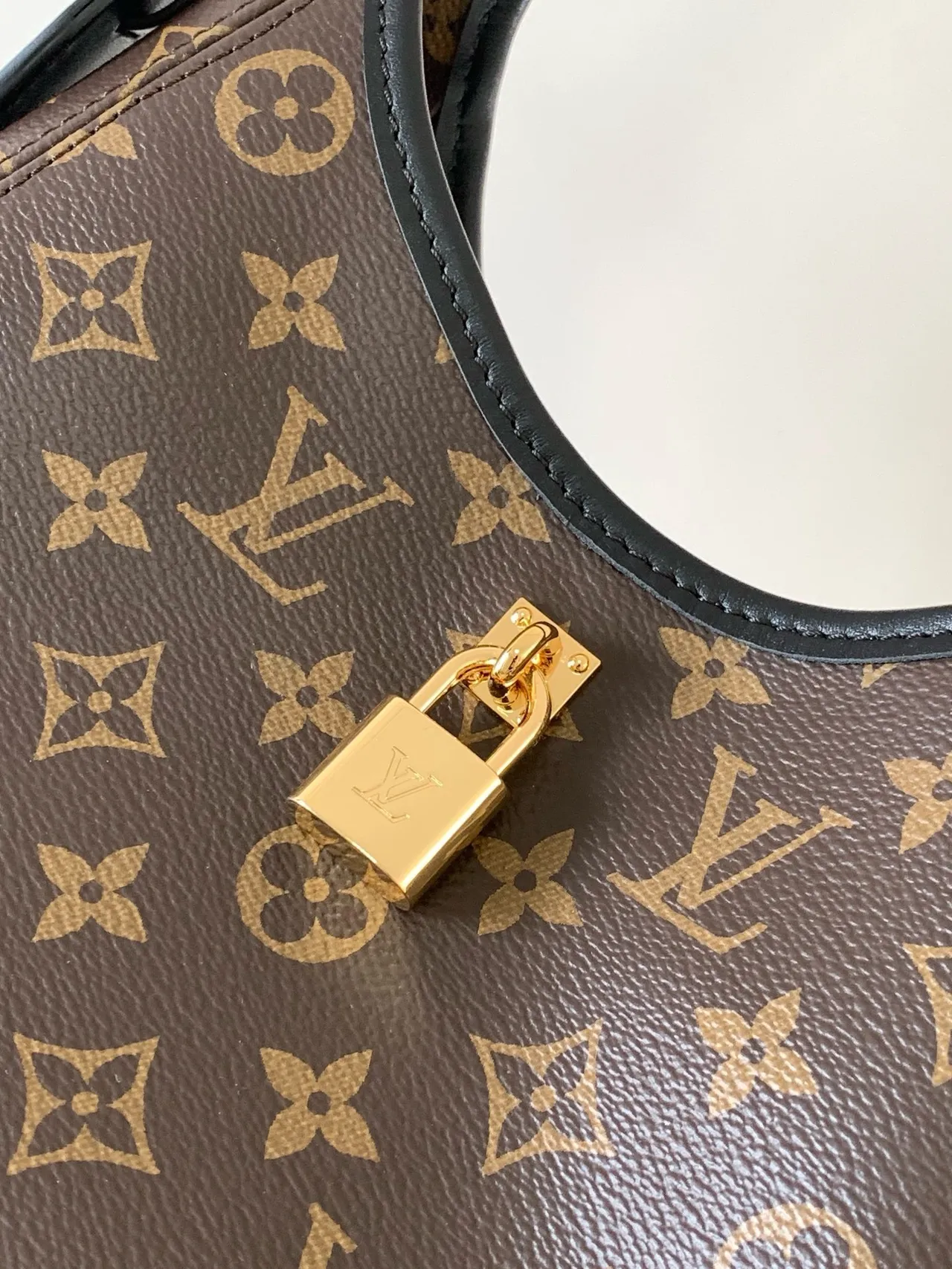 Louis Vuitton حقيبة تحت الإبط من القماش المونوغرام بني وأسود مع إطار جلدي 4