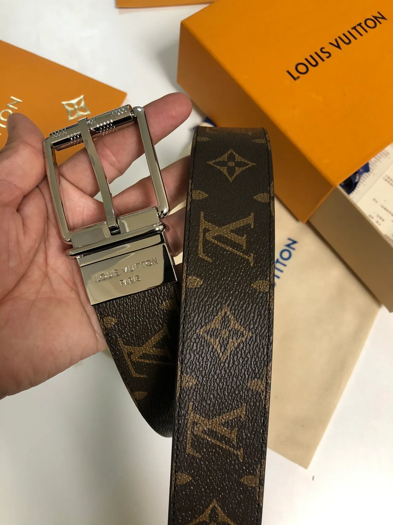 Louis Vuitton भूरा सोना मोनोग्राम कैनवास रिवर्सिबल सिल्वर टोन बकल चमड़े की बेल्ट 4