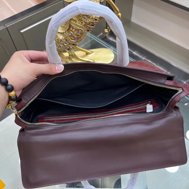 路易威登 酒红色棕 鳄鱼压纹皮革 前翻盖闭合手袋 3