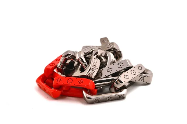 Louis Vuitton Pulseira Corrente Prateado e Vermelho Resina Pulseira 3