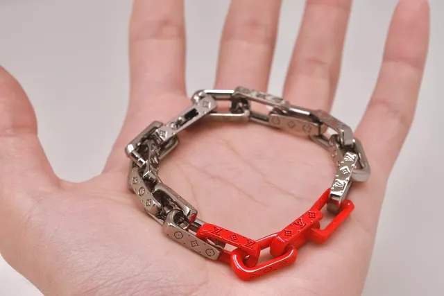 Louis Vuitton Pulseira Corrente Prateado e Vermelho Resina Pulseira 8