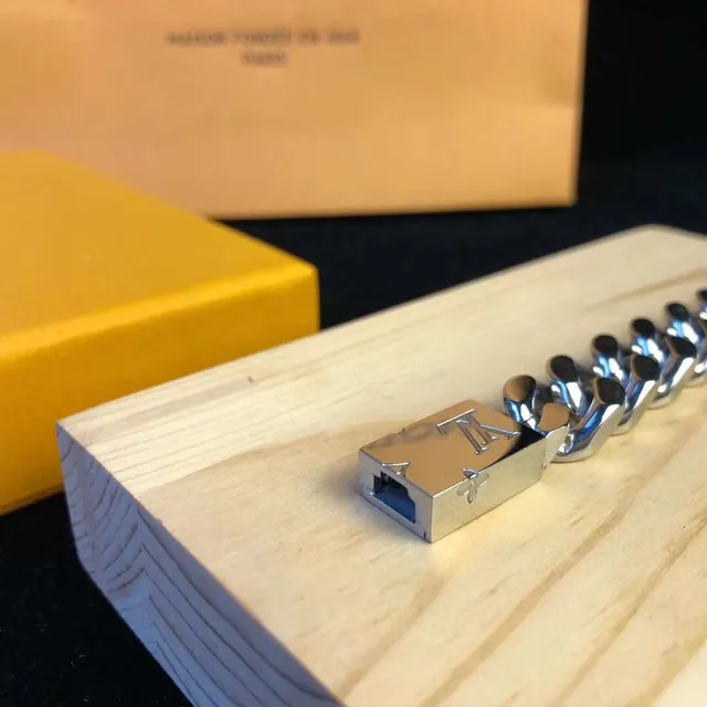 路易威登银蓝色粗链搪瓷牌细节手链 4