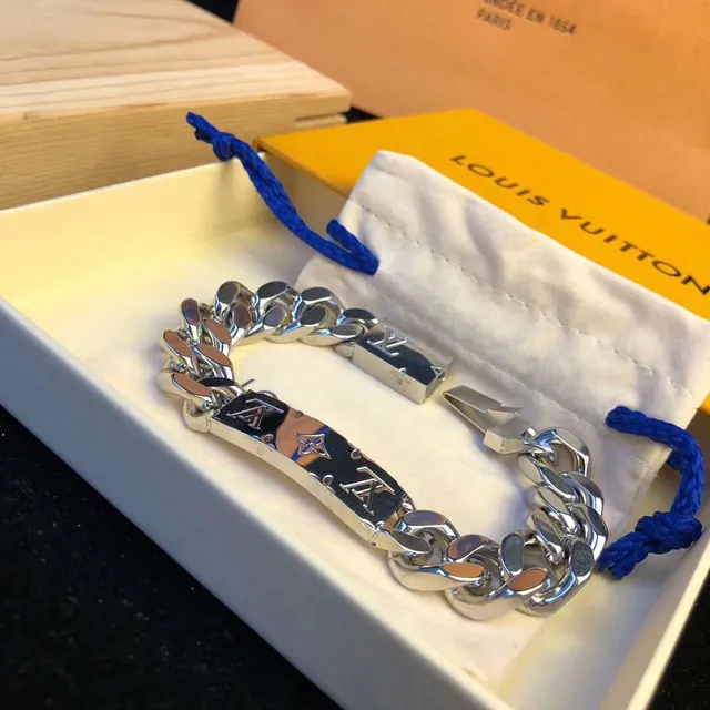 路易威登银蓝色粗链搪瓷牌细节手链 9