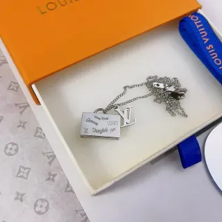 Colar com pingente Louis Vuitton City Lock gravado